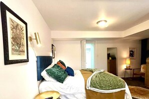Tabla de planchar con plancha, wifi y ropa de cama
