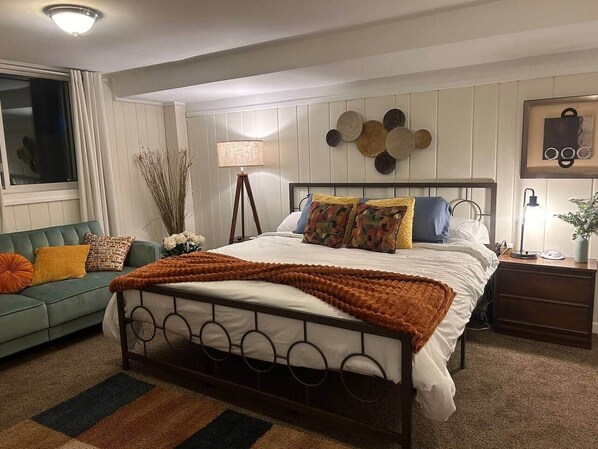 2 bedrooms, iron/ironing board, WiFi, bed sheets - The Spacious Surprise-Family and Long-Term Stays Welcome. Cozy & Pet-Friendly! (Hastings)