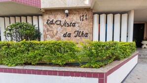 Facciata di un edificio con muro in pietra che mostra il testo "Ed. Vista da Ilha" e il numero "171".