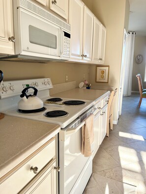 電子レンジ、オーブン、コンロ、食器洗い機