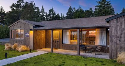 Walk to Beach & Shops Fireplace, Patio Dining & Firepit at Manzanita Ave