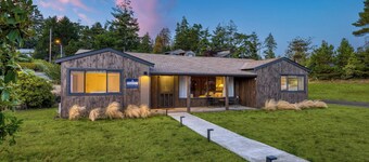 Walk to Beach & Shops Fireplace, Patio Dining & Firepit at Manzanita Ave