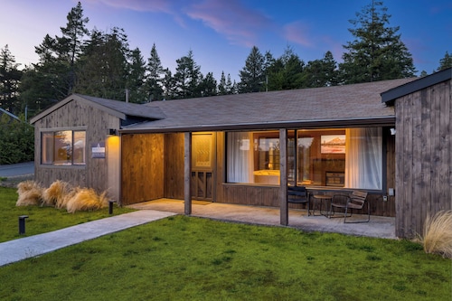 Walk to Beach & Shops Fireplace, Patio Dining & Firepit at Manzanita Ave