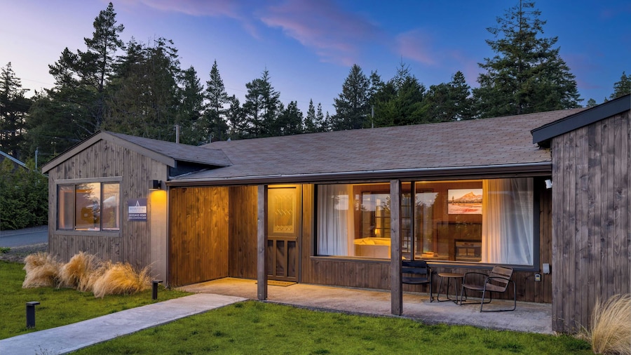 Walk to Beach & Shops Fireplace, Patio Dining & Firepit at Manzanita Ave