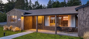 Walk to Beach & Shops Fireplace, Patio Dining & Firepit at Manzanita Ave