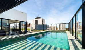 A rooftop pool with clear blue water, surrounded by modern buildings and a clear sky. - Studio 900m From the Beach in Intermares Uni0402 (Cabedelo)