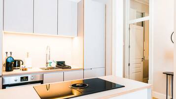 Geladeira, micro-ondas, fogão, cooktop