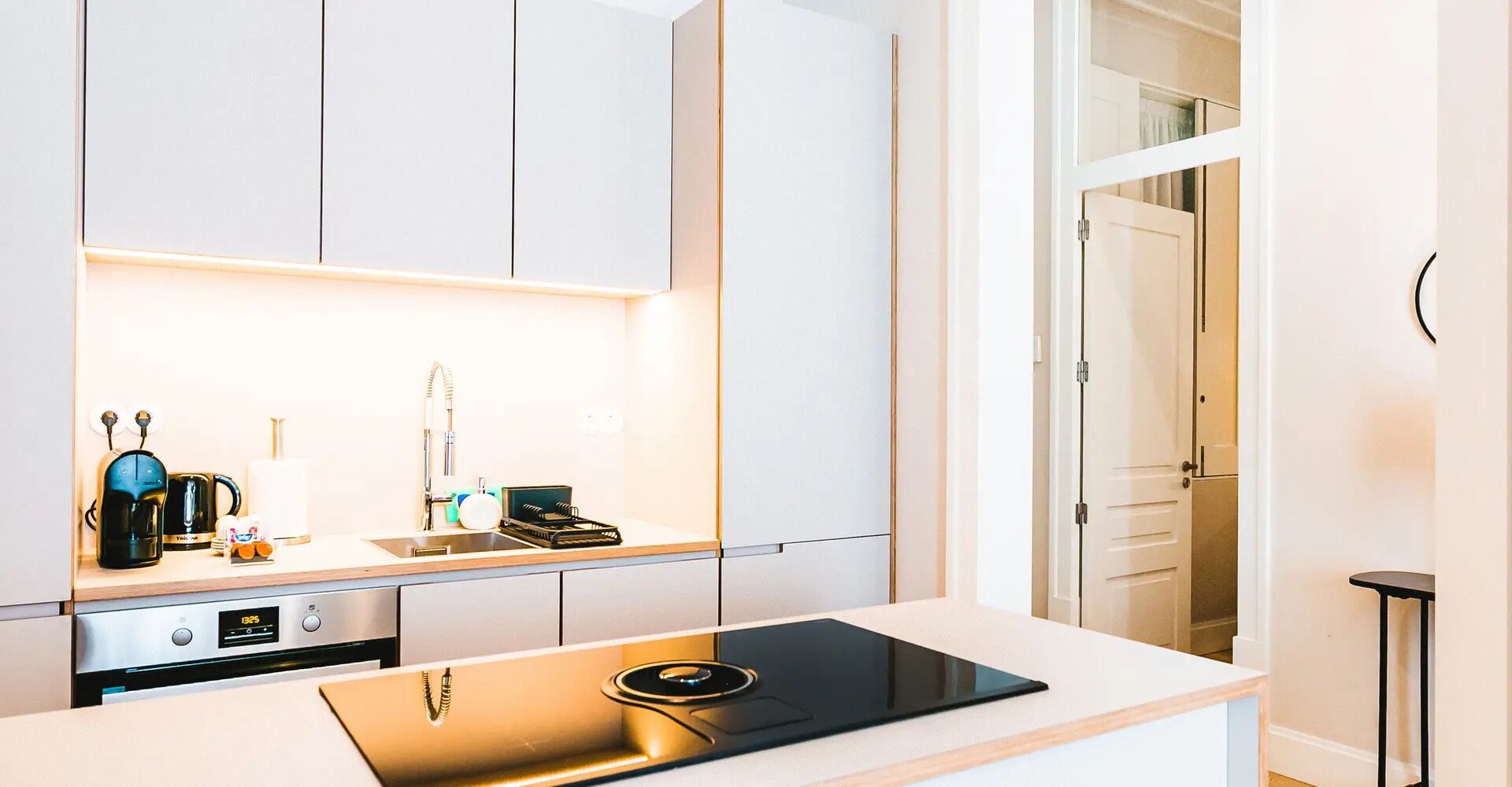 Een koelkast, een magnetron, een oven, een kookplaat