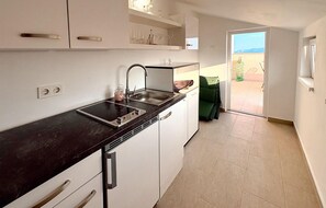 Fridge, oven, dishwasher, coffee/tea maker