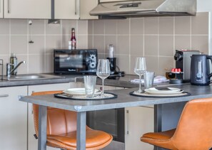 Fridge, microwave, oven, stovetop - Célestine, mignon F2 en centre ville de Rouen - Proximité Donjon de Rouen (Rouen)