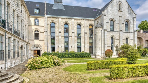 A historic building with a clock tower, large windows, and a well-maintained garden. - Célestine, mignon F2 en centre ville de Rouen - Proximité Donjon de Rouen (Rouen)