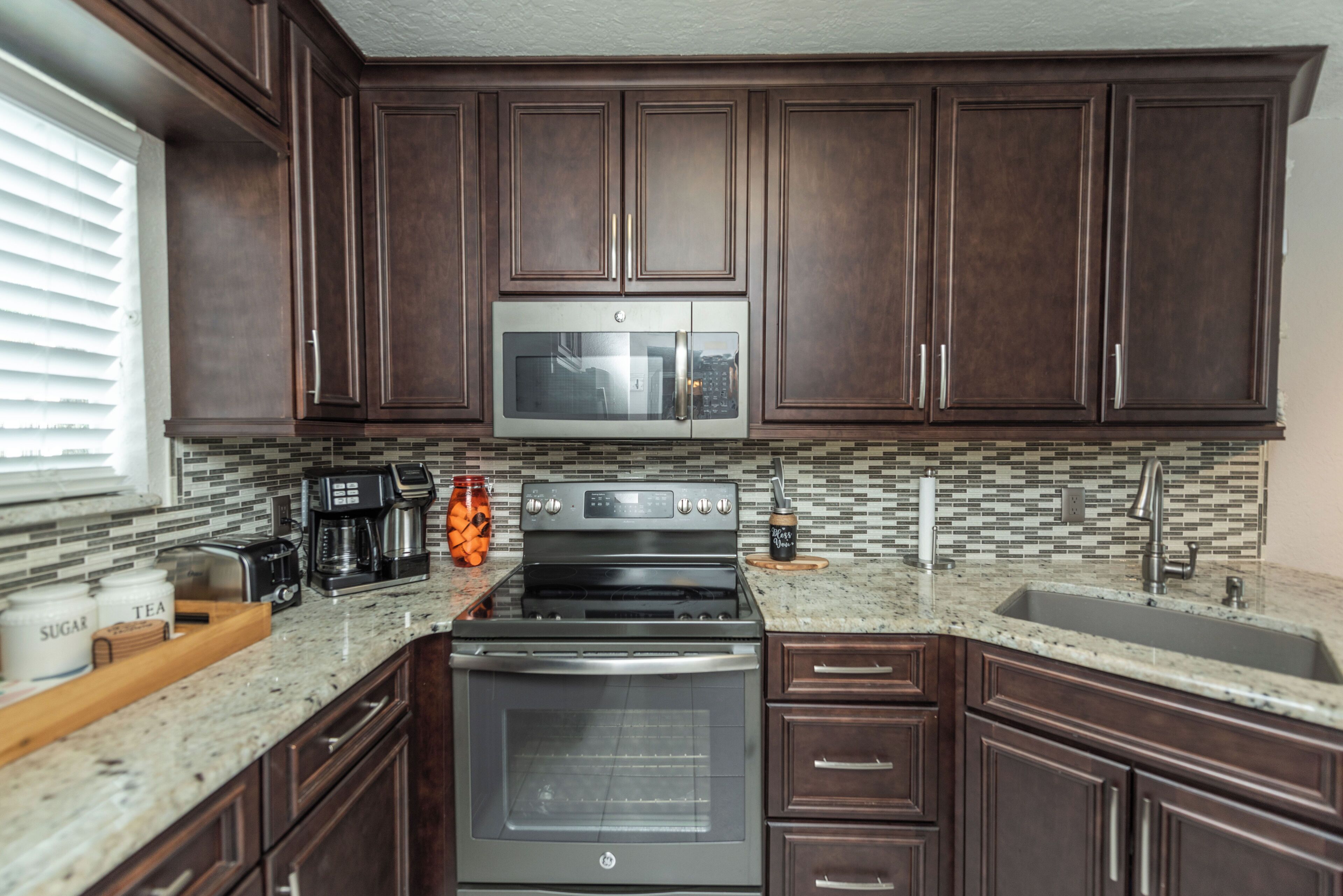 冷蔵庫、電子レンジ、オーブン、コンロ