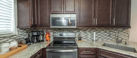 冰箱、微波炉、烤箱、炉灶