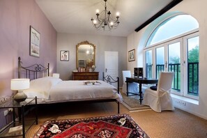 3 habitaciones, tabla de planchar con plancha, cuna de viaje y wifi