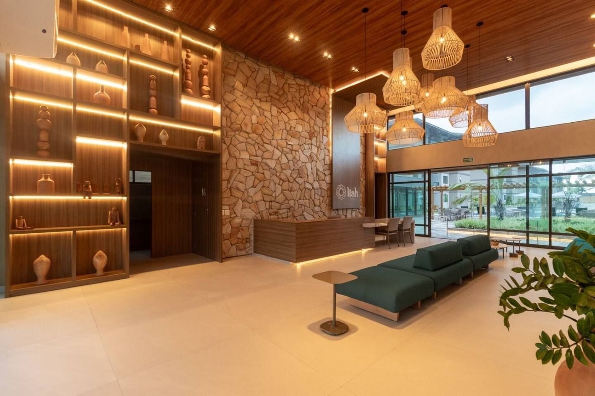 Un vestíbulo moderno con pared de piedra, estanterías de madera y una zona de estar con vistas.