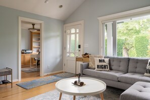 Fernseher, Kamin, Bücher, Arbeitsbereiche