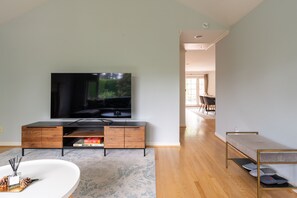 Fernseher, Kamin, Bücher, Arbeitsbereiche
