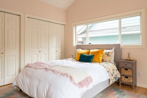 3 bedrooms, desk, iron/ironing board, WiFi