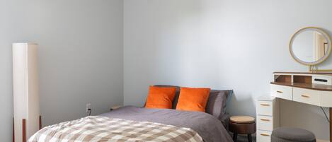 Een bureau, een strijkplank/strijkijzer, wifi, beddengoed