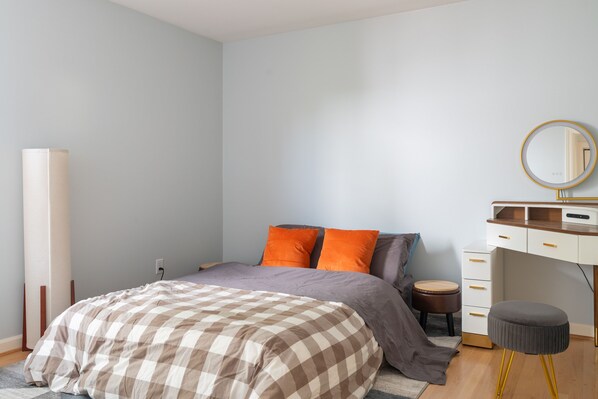 Desk, iron/ironing board, WiFi, bed sheets