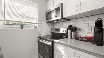 Microondas, horno, parrilla de estufa y lavavajillas