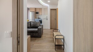 Una cocina moderna con armarios de madera, un microondas y una encimera.