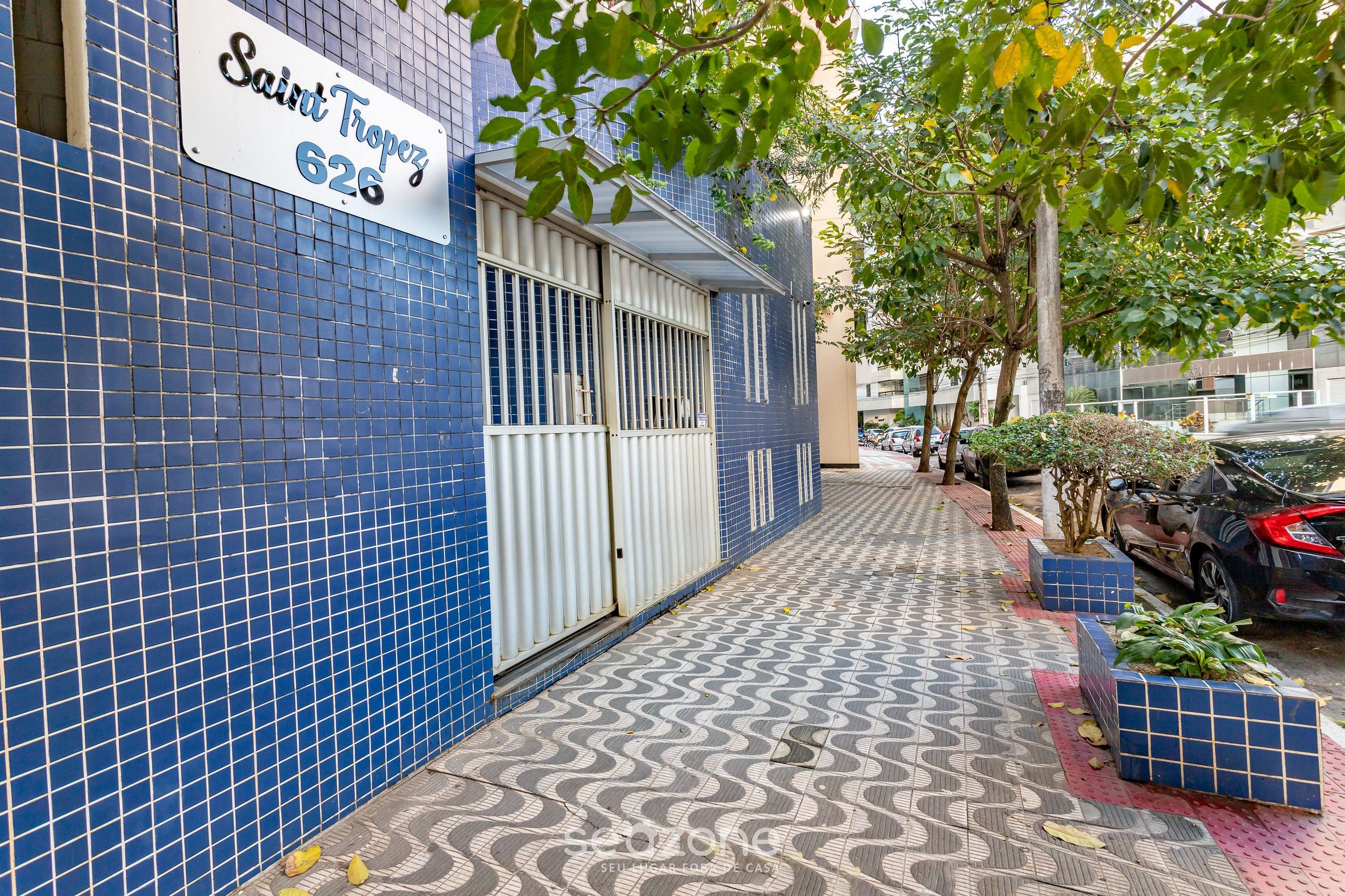 Un edificio con fachada de azulejos azules y un letrero que dice "Saint Tropez 626".
