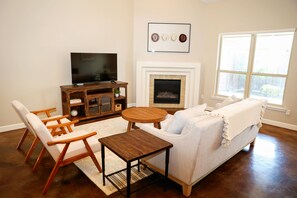 TV - NEW! Charming 3-bedroom house in Midland (Midland)