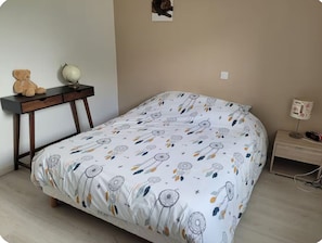 2 室のベッドルーム、アイロン / アイロン台、WiFi、ベッドシーツ