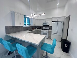 Een koelkast, een microgolfoven, een oven, een kookplaat