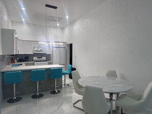 Refrigerador, microondas, horno, placa de cocina