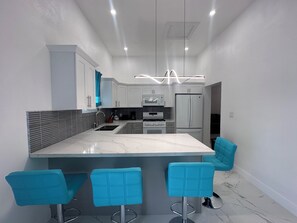 Refrigerador, microondas, horno, placa de cocina