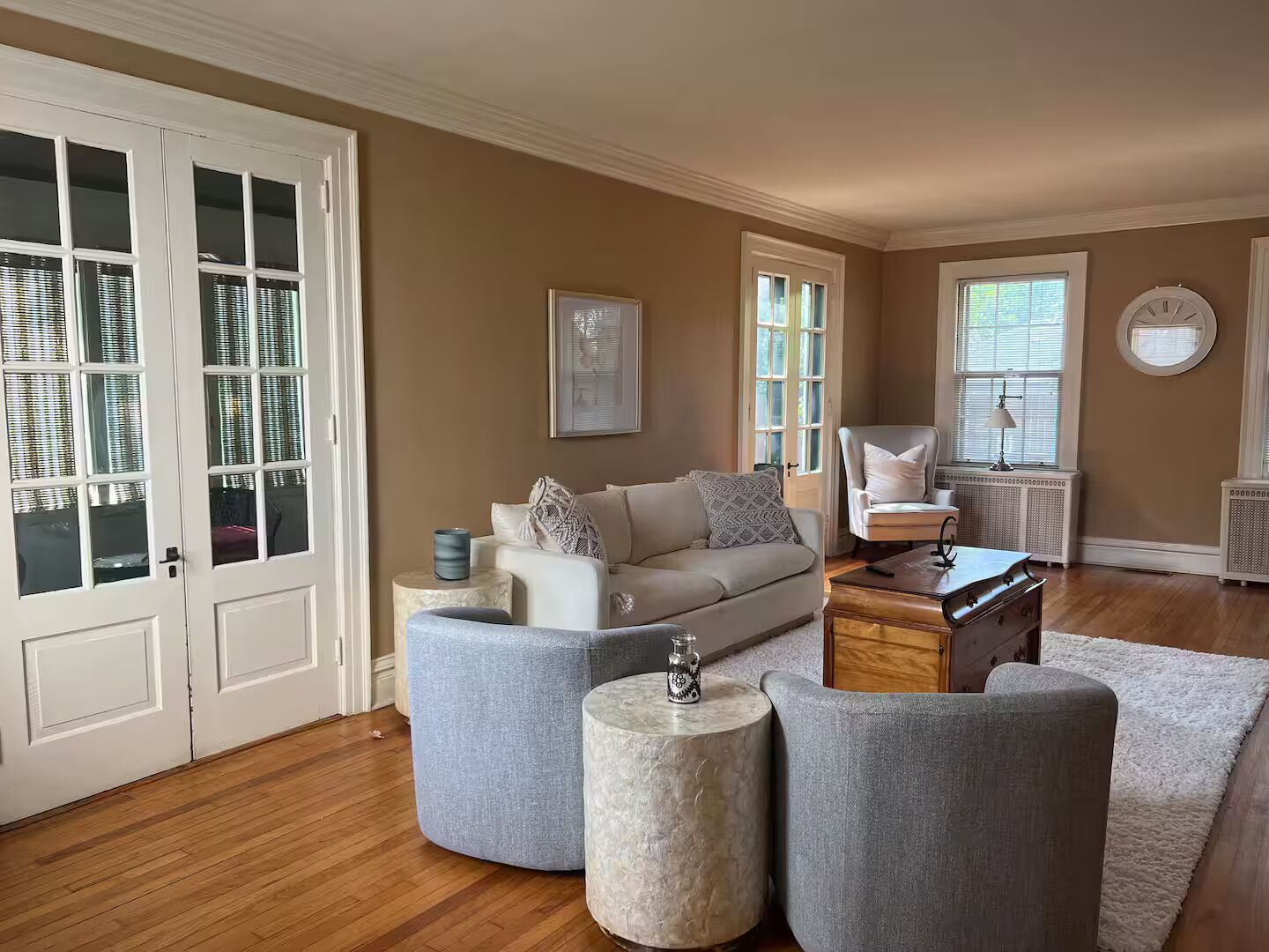 Televisión y chimenea 