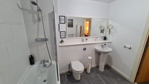 Hair dryer, towels, soap, shampoo - Cozy 2BD/1BA | City Centre Luxury w/Free Parking. (Manchester)