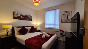 2 bedrooms, desk, iron/ironing board, travel cot - Cozy 2BD/1BA | City Centre Luxury w/Free Parking. (Manchester)