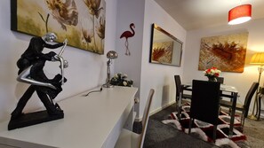 Dining - Cozy 2BD/1BA | City Centre Luxury w/Free Parking. (Manchester)