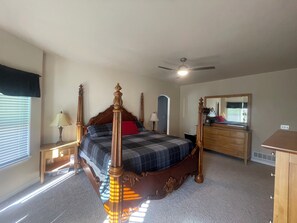 4 bedrooms, iron/ironing board, WiFi, bed sheets
