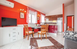 TV - Amazing apartment in Makarska with WiFi (Makarska)
