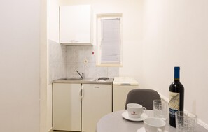 Refrigerador, placa de cocina, cafetera/tetera
