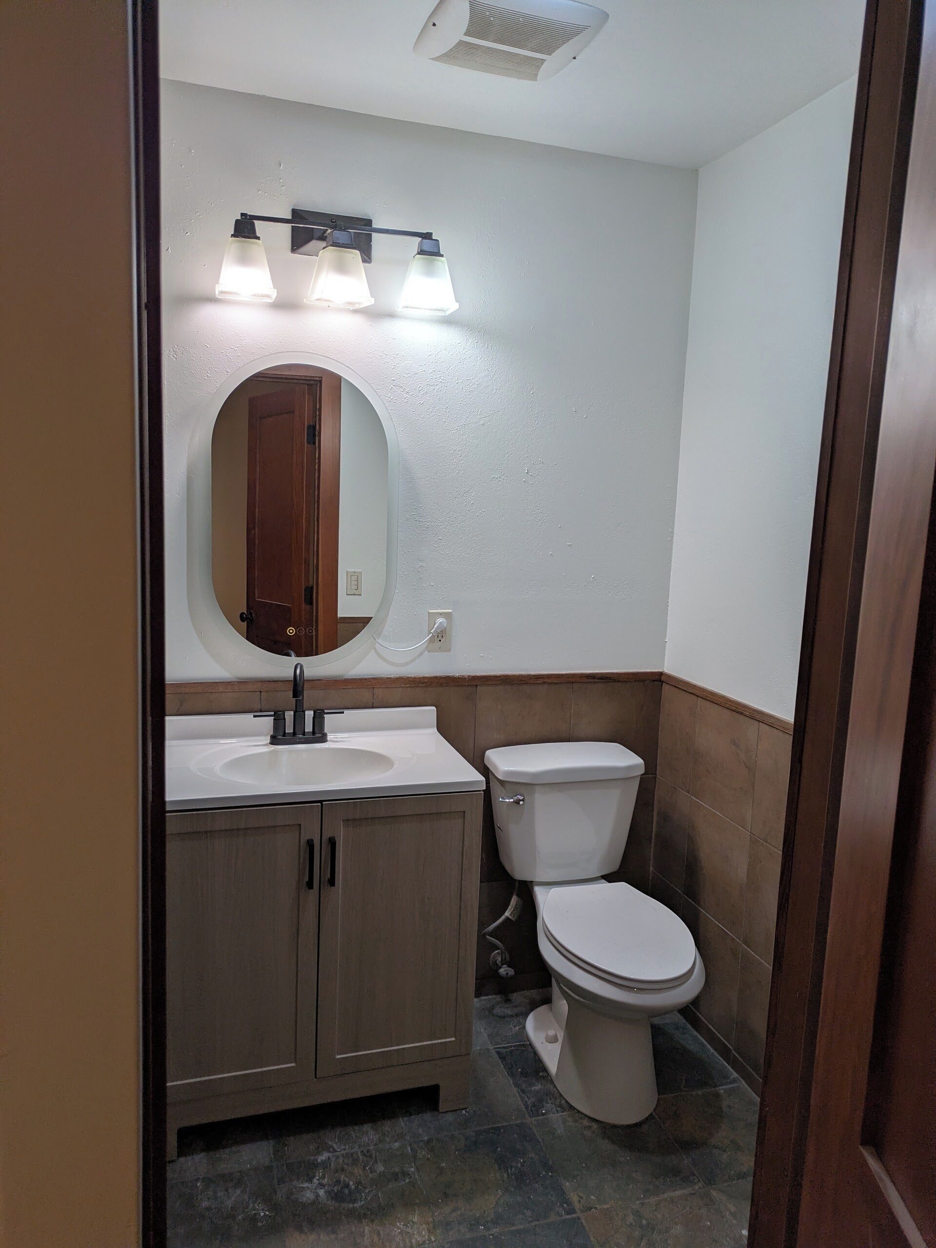 Regadera, secadora de cabello, toallas, jabón 