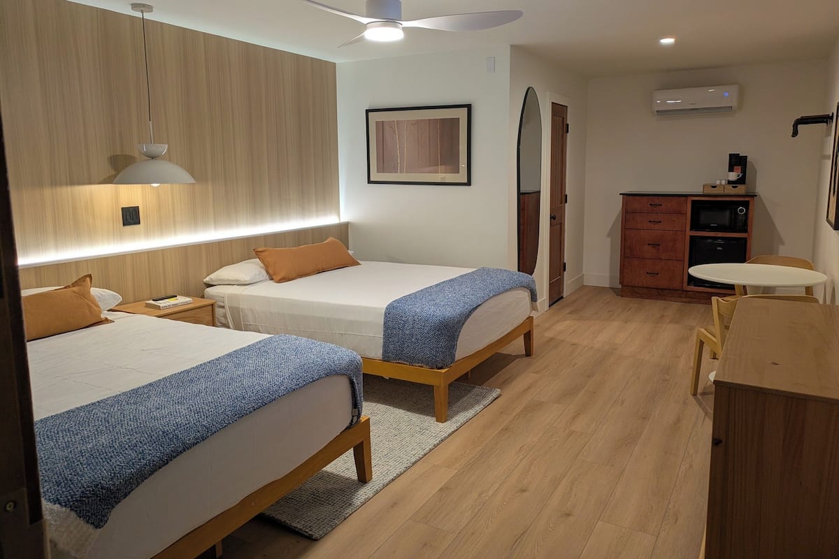 Premier tweepersoonskamer | Luxe beddengoed, een minibar, individueel gedecoreerd