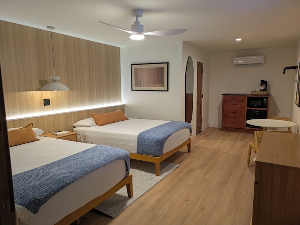 Kamar Double Premier | Seprai premium, minibar, dan didekorasi berbeda-beda