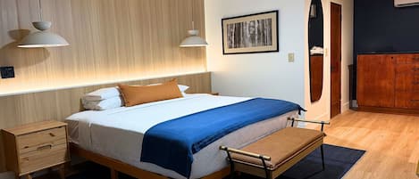 Premier Room, 1 King Bed | Living area