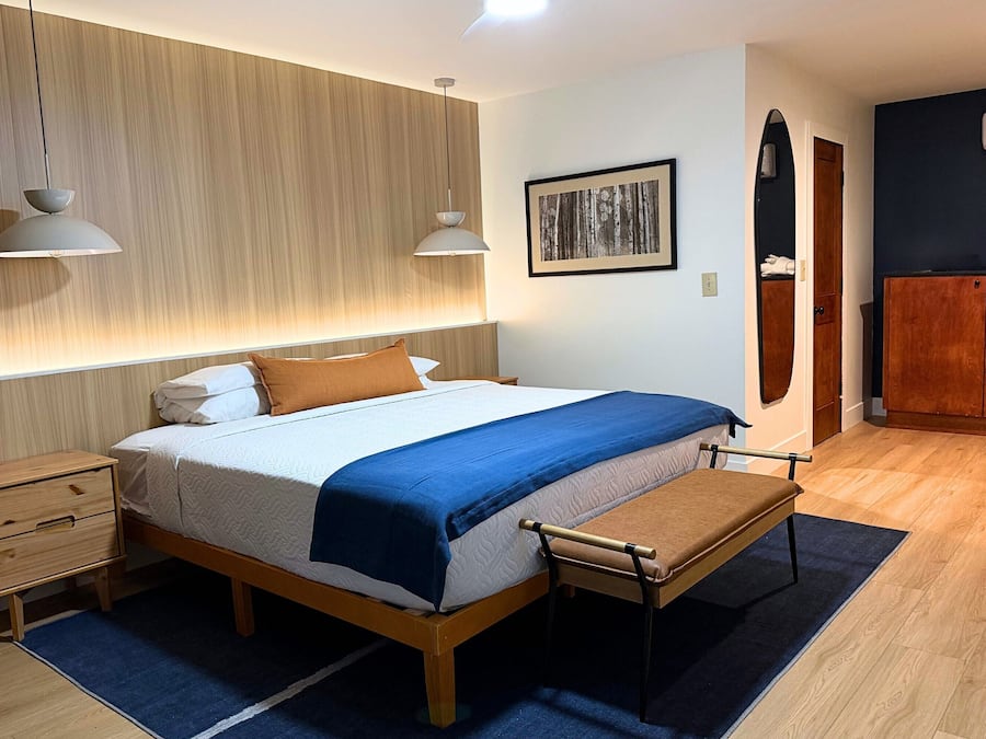 Premier Room, 1 King Bed | Living area