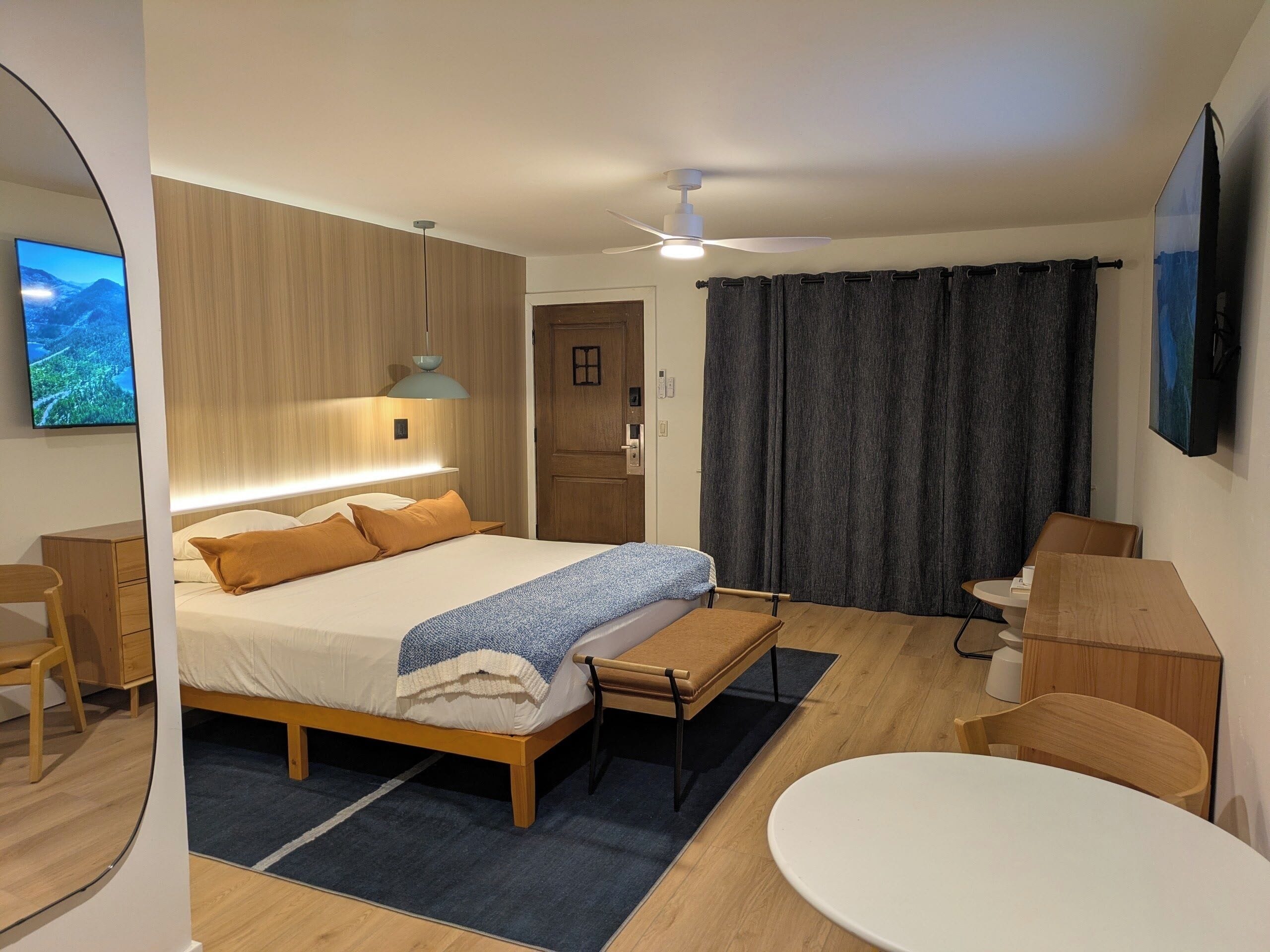 Ropa de cama de alta calidad, minibar y decoración personalizada 