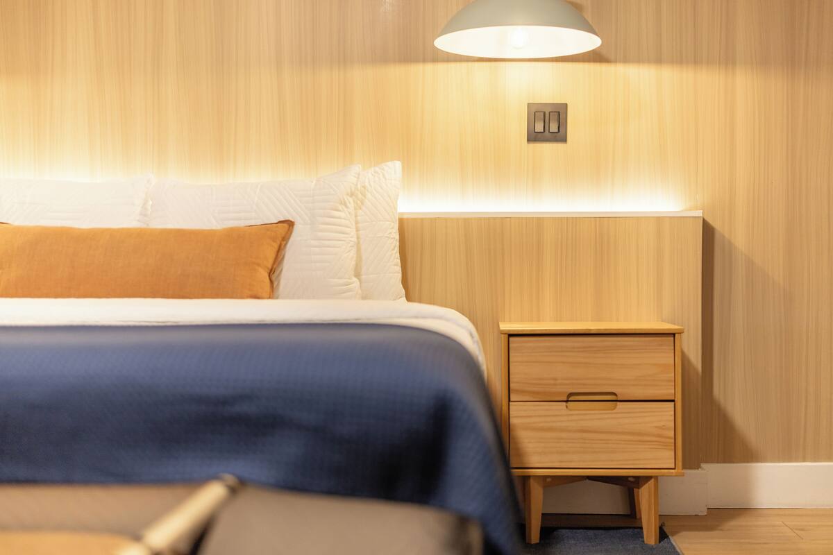 Luxe beddengoed, een minibar, een laptopwerkplek, gratis wifi