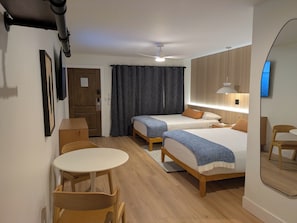 Premier tweepersoonskamer | Luxe beddengoed, een minibar, individueel gedecoreerd