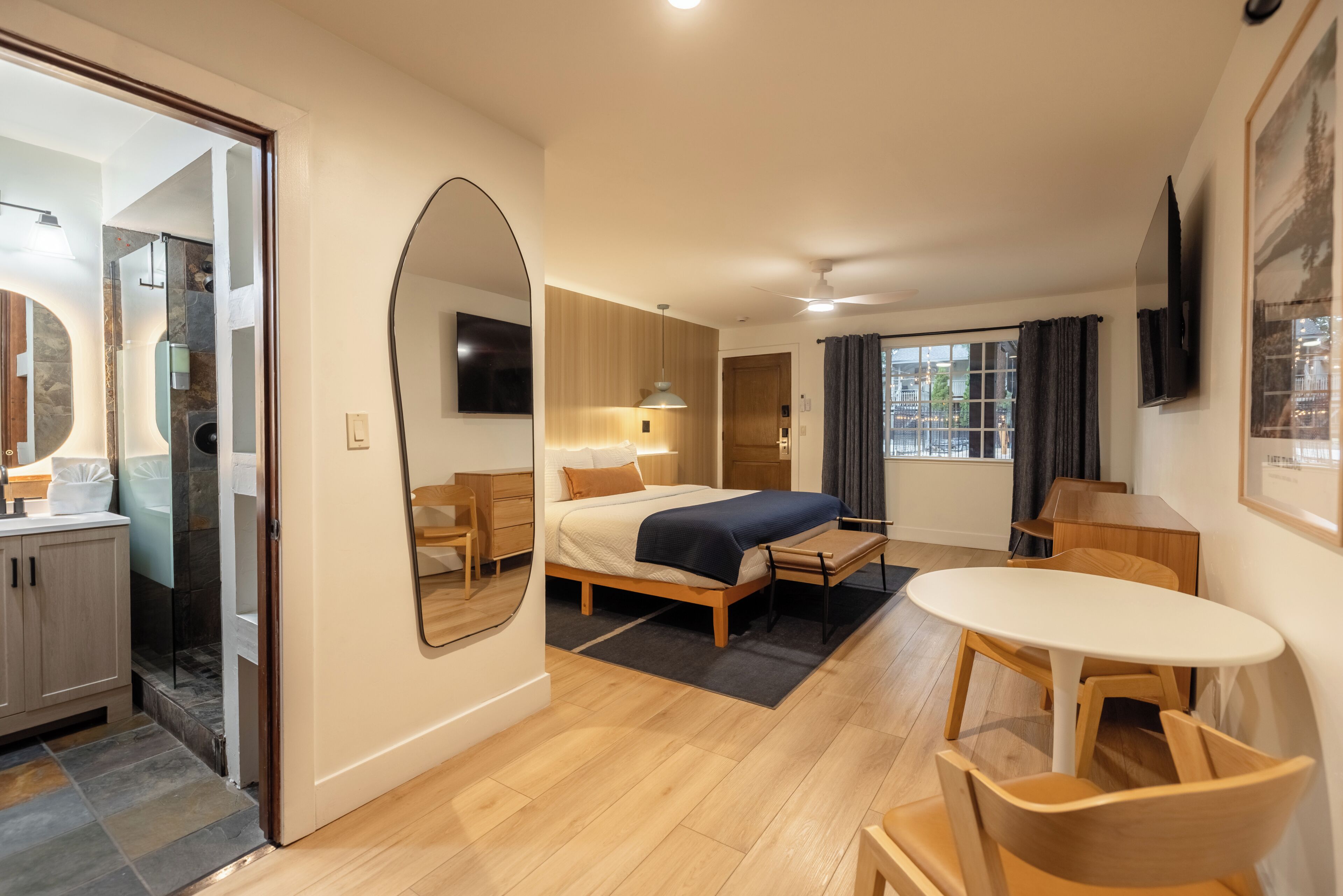 Kamar Premier, 1 Tempat Tidur King | Seprai premium, minibar, ruang kerja ramah laptop, dan Wi-Fi gratis