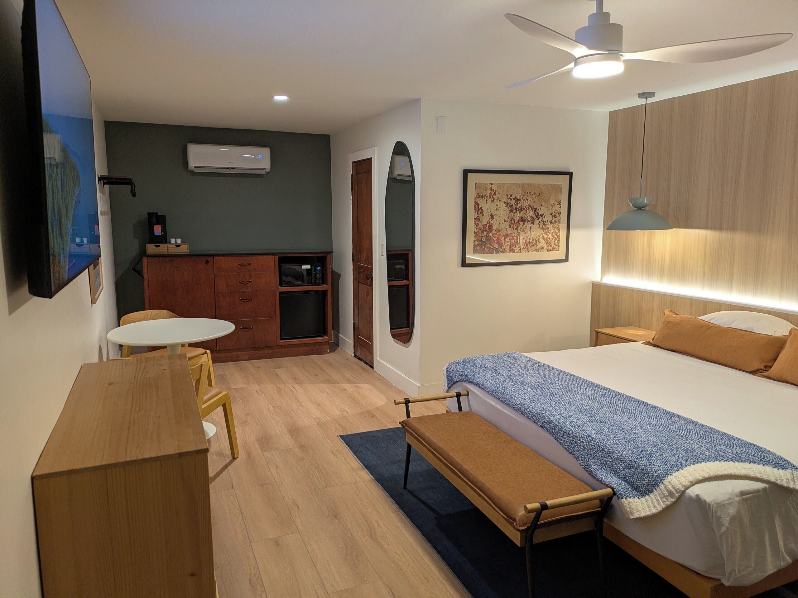 Ropa de cama de alta calidad, minibar y decoración personalizada 