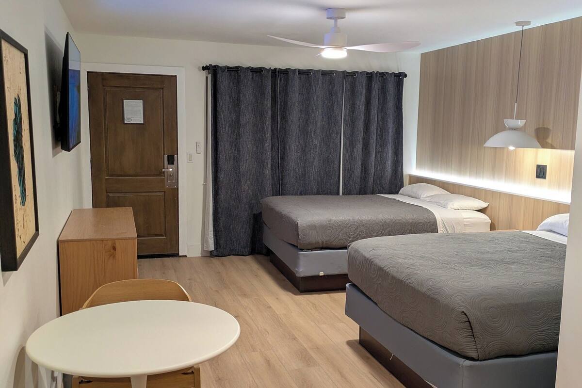 Habitación doble estándar | Ropa de cama de alta calidad, minibar y decoración personalizada